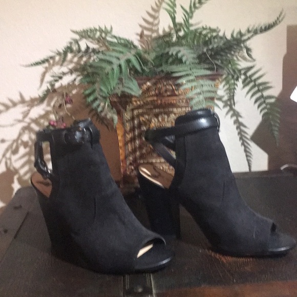 Black Peep toe heels. - Picture 1 of 3